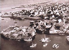 Fiskeværet Andenes helt nord på Andøya i Nordland, tidlig etterkrigstid. Her kommer kontinentalsokkelen nærmere land enn noe annet sted ved kysten, noe som gav rikt fiske året rundt. Foto: Fjellanger Widerøe AS.