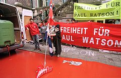 Hval-aktivist Paul Watson er fengslet i Nederland. Rettshøring av Paul Watson i byen Haarlem. Tyske aksjonister demonstrerte utenfor rettsbygningen og viste sitt syn på norsk hvalfangst. Foto: Knut Snare/Aftenposten/SCANPIX, 1997