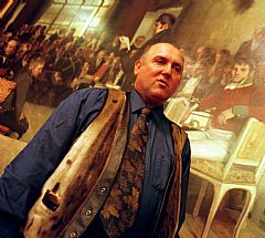 Oslo. Stortinget 1997. Representanter for det nye stortinget samlet for første gang. Steinar Bastesen fra Tverrpolitisk Folkevalgte, senere Kystpartiet, glir inn blant de historiske menn. Foto: Berit Roald / SCANPIX