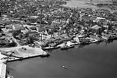 Stavanger 1952. Pipene frå fabrikkane løftar seg mot himmelen i hermetikkbyen. Foto: Widerøe. Stavanger Byarkiv.