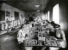 Sardinlegging. Sardinlegging ved Concorde Canning & Co, Stavanger, ca. 1910-1920. Foto: ukjent. Stavanger Byarkiv.